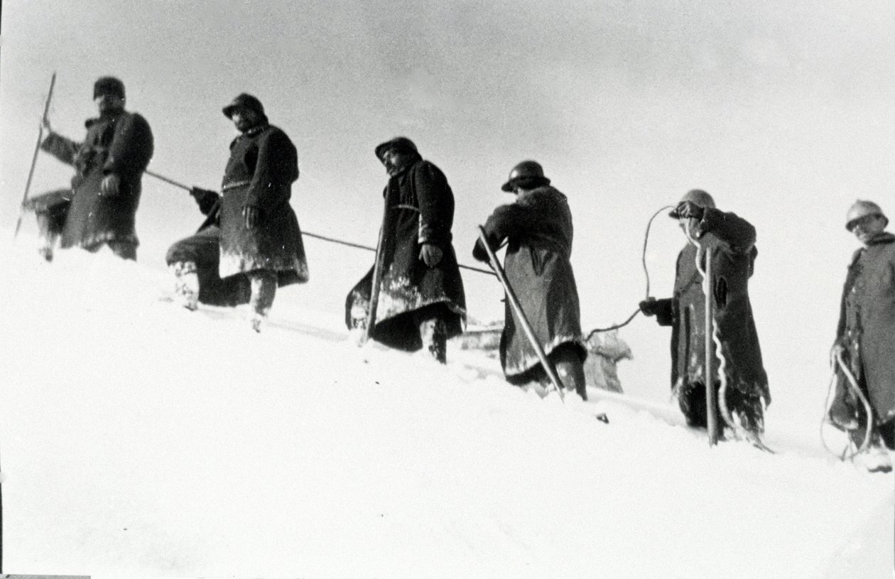 Ensimmäinen maailmansota: italialaiset alppimetsästäjät (alpino tai alpini) nousun aikana tekijältä Anonymous Anonymous
