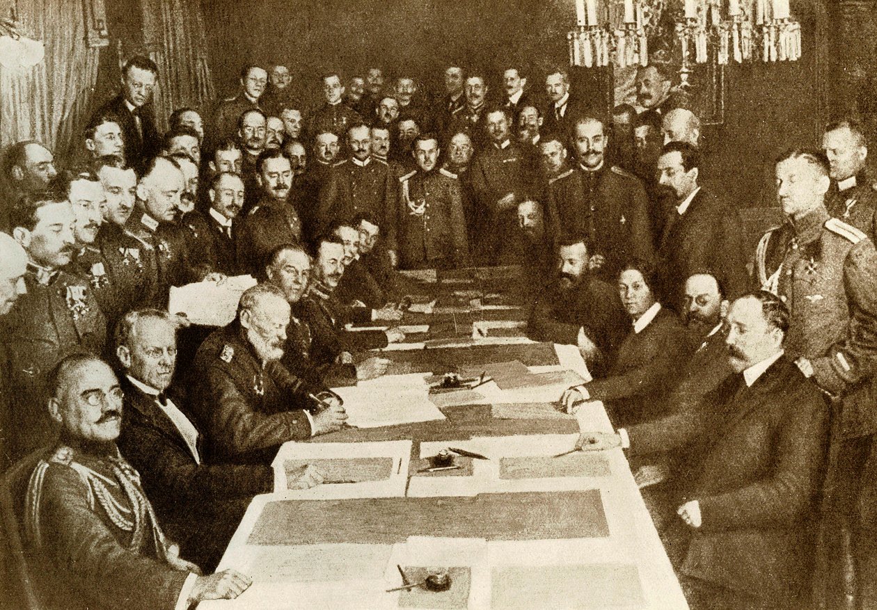 Ensimmäinen maailmansota: Brest Litovskin (Brest-Litovsk) rauhansopimus allekirjoitettiin 3.3.1917 saksalaisten ja venäläisten välillä. Bolshevikki-imperiumilla on eri alueita kuin Saksalla. Keskusimperiumien edustajat (tai Triple Alliance, Saksa, Itävalta tekijältä Anonymous Anonymous