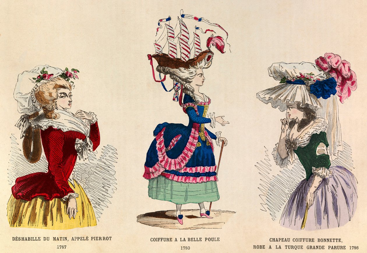 Vasemmalta oikealle: Deshabille du matin nimeltä Pierrot vuonna 1787; Hiustyyli a la Belle Choule vuonna 1780; Hattuhattu ja mekko turkkilainen upea koriste 1786 - yksityinen kokoelma tekijältä Anonymous Anonymous