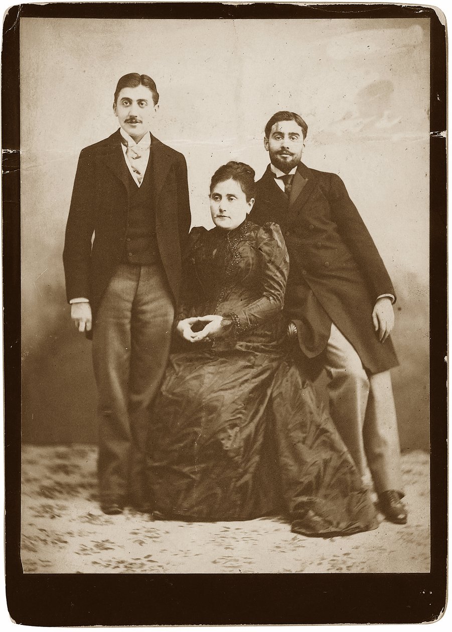 Jeanne Proust syntyi Weil (1849-1905) ja hänen kaksi poikaansa Marcel ja Robert (1873-1935), Anonymous. Hopeagelatiinivalokuvaus, n. 1891, yksityinen kokoelma tekijältä Anonymous Anonymous