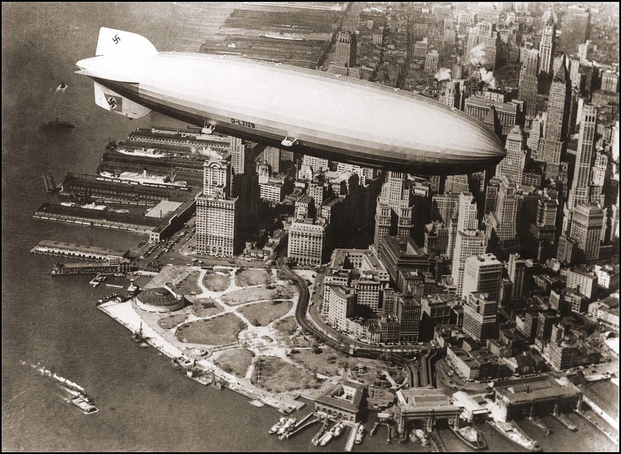 LZ127 Graf Zeppelin New Yorkissa 1929 - LZ127 Graf Zeppelin New Yorkin yllä tekijältä Anonymous Anonymous