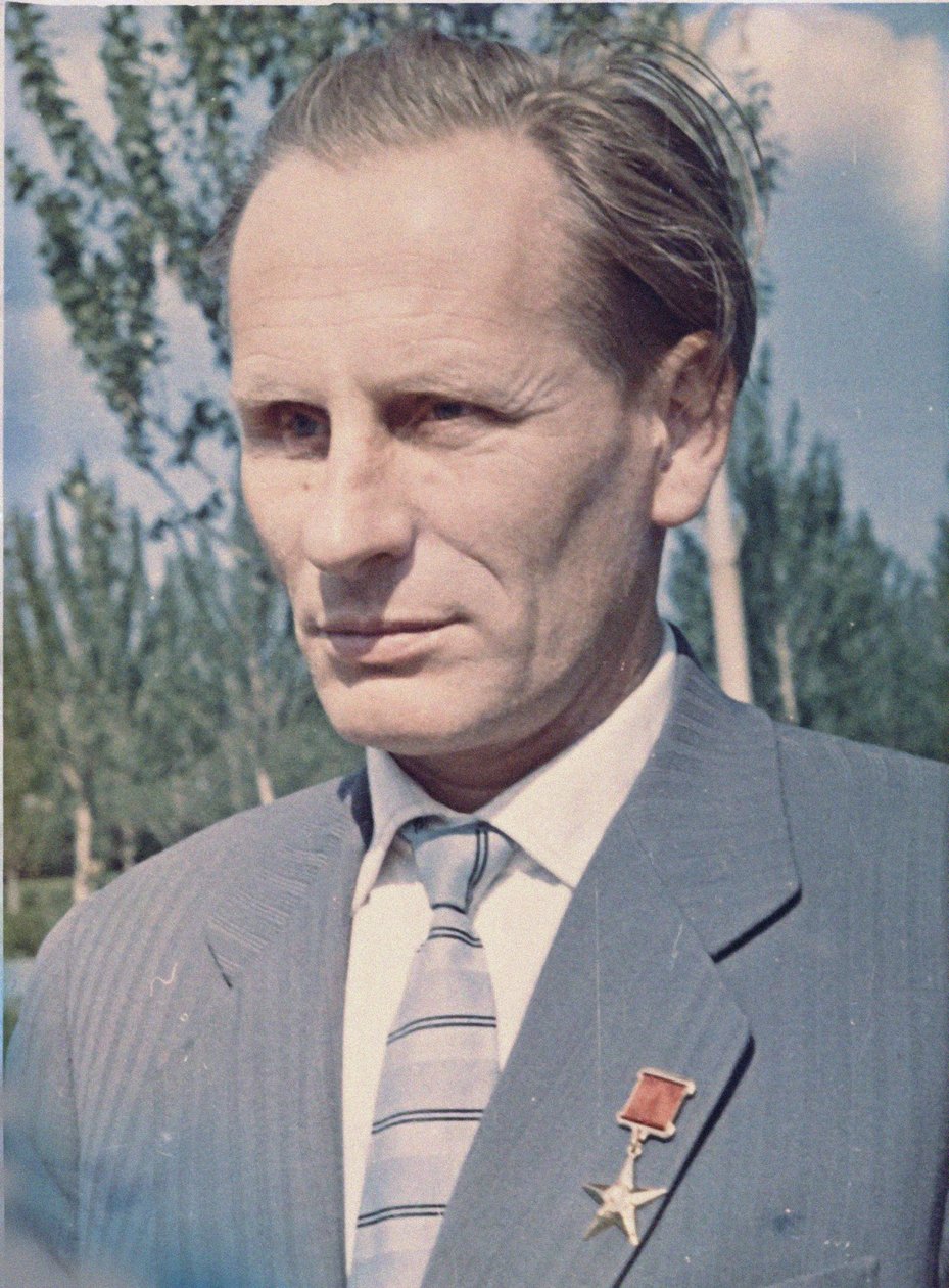 Mihail Vasilyevich Melnikov (1919-1996), rakettimoottorisuunnittelija - Anonymous. Värivalokuvauksen yksityinen kokoelma tekijältä Anonymous Anonymous