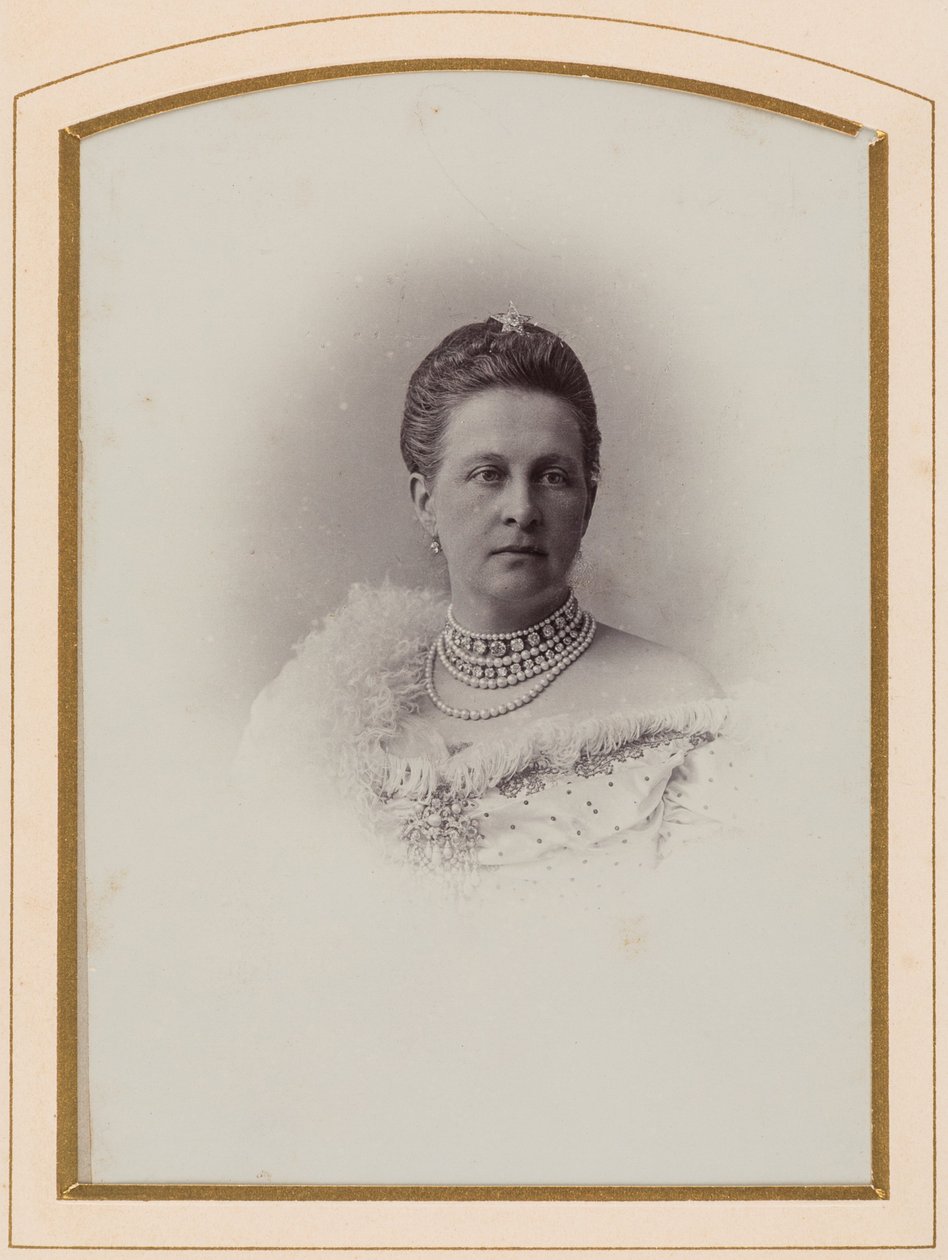 Olga Constantinovna de Russie, reine des Hellenes - Venäjän suurherttuatar Olga Constantinovnan (1851-1926) muotokuva, Anonyymi . Albumin valokuva. Yksityinen kokoelma tekijältä Anonymous Anonymous