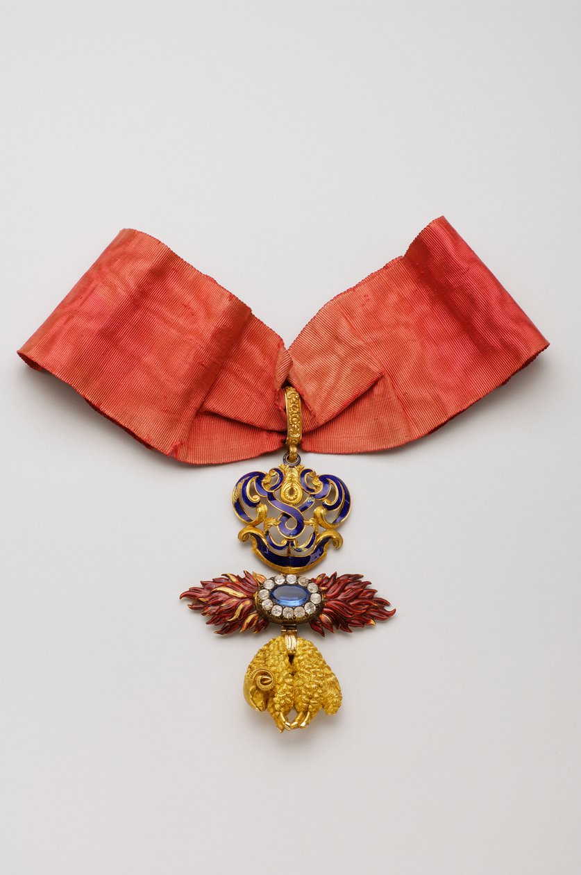 Kultaisen fleecen ritarikunta: Espanjalainen Golden Fleece - Jean Charles de Saldanha Oliveira e Daunin (1790-1876) arvomerkit - 1800-luvun puoliväli - Kulta, timantit, safiiri ja emalit - Korkeus 10,6 cm; leveys 7,6 cm; paino: 96 g - Yksityinen kokoelma tekijältä Anonymous Anonymous