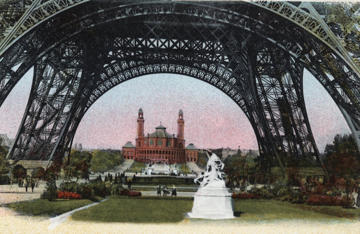 Pariisi: Palais du Trocadero nähtynä Eiffel-tornin alla. Valokuva vuodelta 1920 Pariisin kaupungin "" Artistic Album -albumissa". Yksityinen kokoelma. tekijältä Anonymous Anonymous