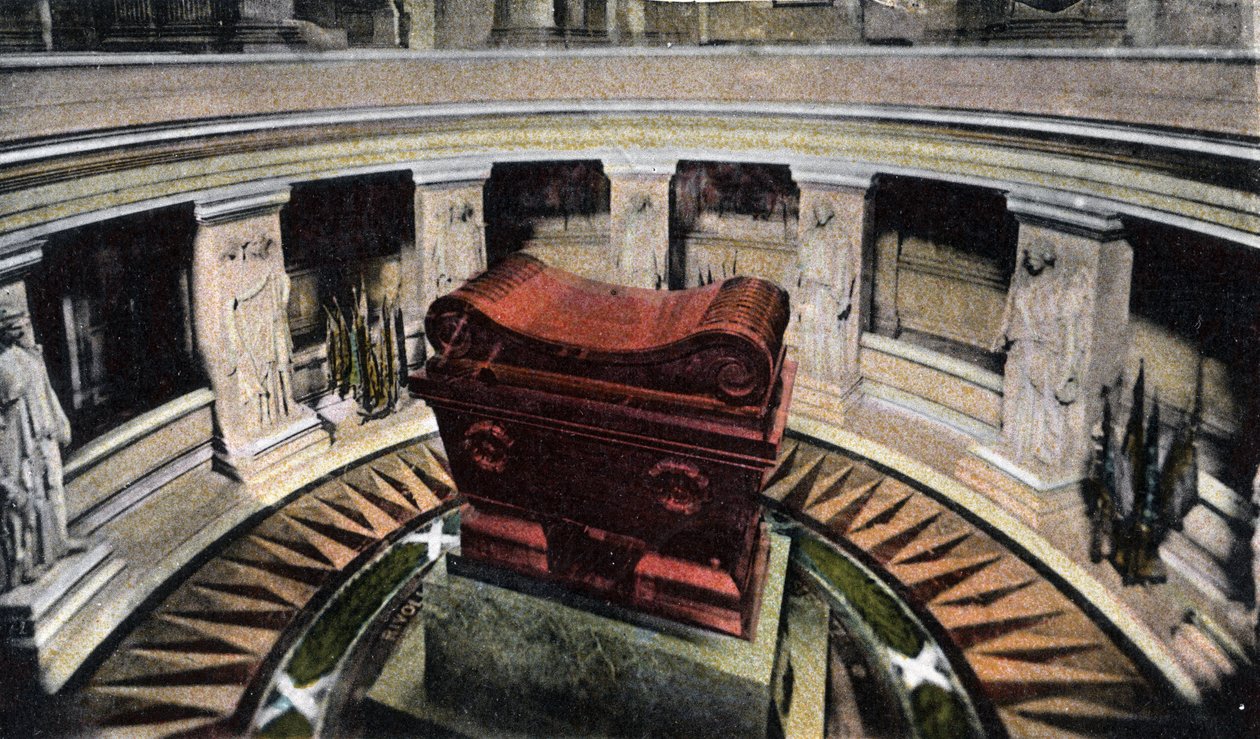 Pariisi: Napoleon I Bonaparten (1769-1821) hauta Invalideissa. Valokuva vuodelta 1920 Pariisin kaupungin "" Artistic Album -albumissa". Yksityinen kokoelma. tekijältä Anonymous Anonymous
