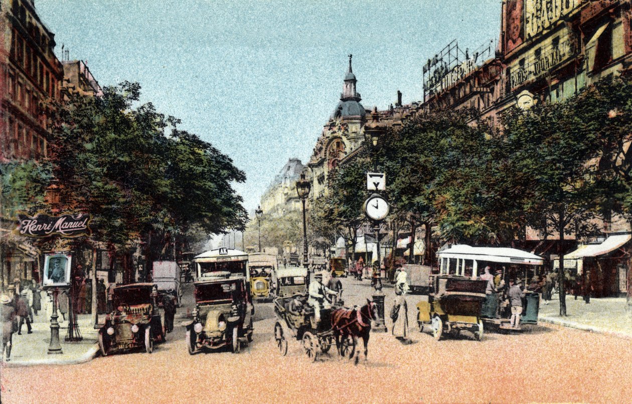 Pariisi: liikennettä Boulevard des Italians -kadulla, joka on yksi kaupungin suurimmista bulevardeista. Valokuva vuodelta 1920 Pariisin kaupungin "" Artistic Album -albumissa". Yksityinen kokoelma. tekijältä Anonymous Anonymous
