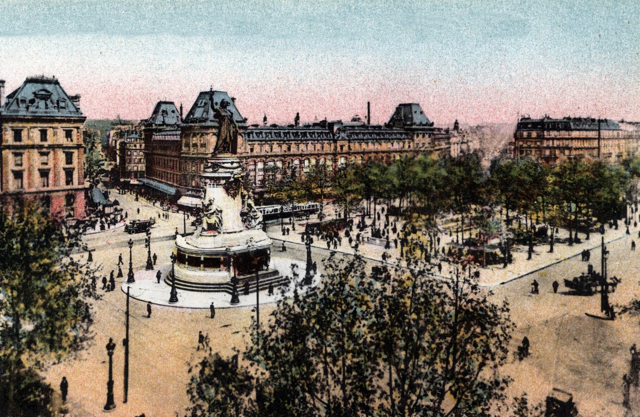 Pariisi: näkymä Place de la Republique -aukiolle ja Republiquen patsaan. Valokuva vuodelta 1920 Pariisin kaupungin "" Artistic Album -albumissa". Yksityinen kokoelma. tekijältä Anonymous Anonymous