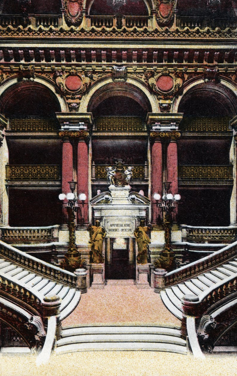Pariisi: näkymä Opera Garnierin suurille portaille. Valokuva vuodelta 1920 Pariisin kaupungin "" Artistic Album -albumissa". Yksityinen kokoelma. tekijältä Anonymous Anonymous
