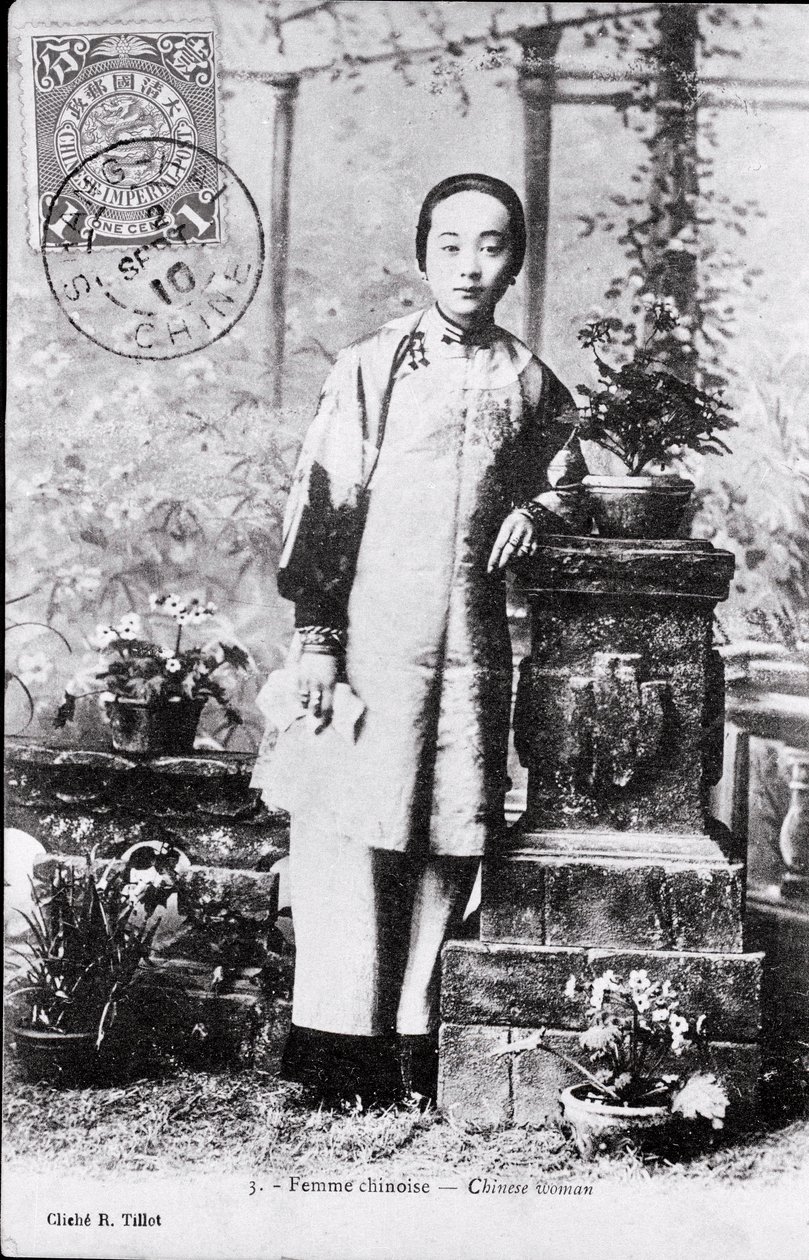 Nuoren kiinalaisen naisen muotokuva perinteisessä asussa Valokuvaus 1900-luvun alusta - Yksityiskokoelma tekijältä Anonymous Anonymous