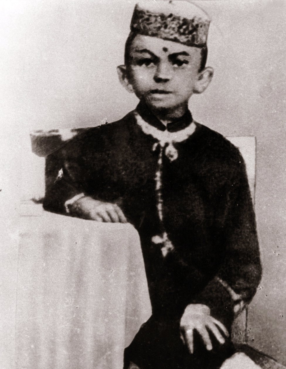 Poliittisen johtajan Mohandas Karamchand Gandhin (1869-1948) lapsen muotokuva - Valokuvaus noin 1875 tekijältä Anonymous Anonymous