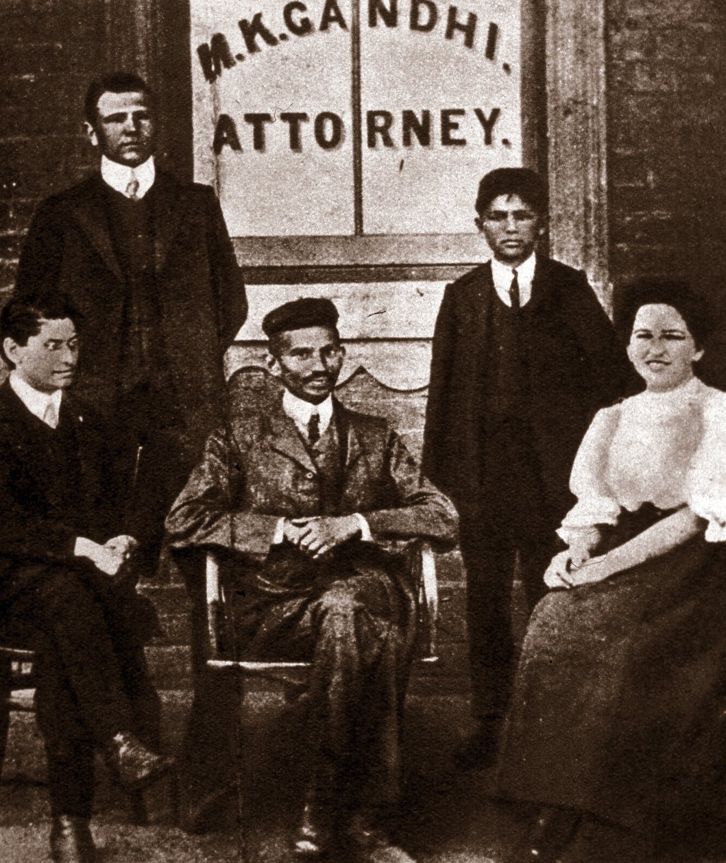 Poliittisen johtajan Mohandas Karamchand Gandhin (1869-1948) asianajajan muotokuva Durbanissa Etelä-Afrikassa. Valokuvaus 1893 tekijältä Anonymous Anonymous