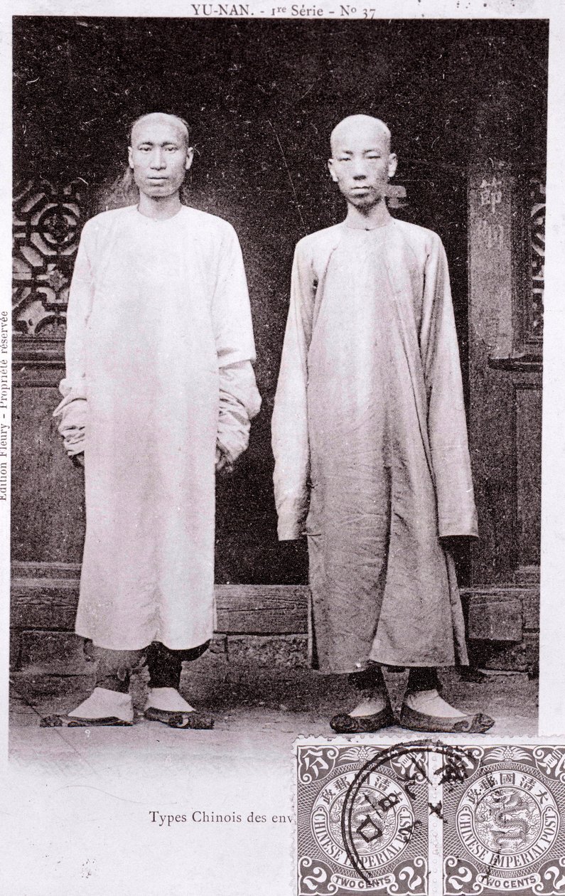 Kahden Yunnanin alueen kiinalaisen muotokuva perinteisissä puvuissa Valokuvaus 1900-luvun alusta - Yksityiskokoelma tekijältä Anonymous Anonymous