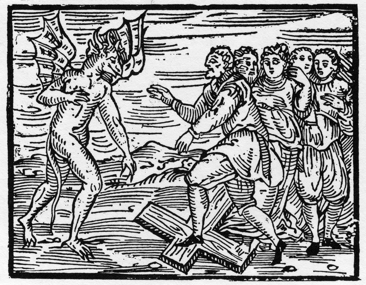 Saatana pakottaa tulevat opetuslapsensa kävelemään ristillä - "Compendium Maleficarum", käsittelee noitia, heidän pahuuttaan ja heidän lajittelujaan Francesco Maria Guazzo tai Guaccio tai Guaccius (15?? -16??) 1608 Private Collection tekijältä Anonymous Anonymous