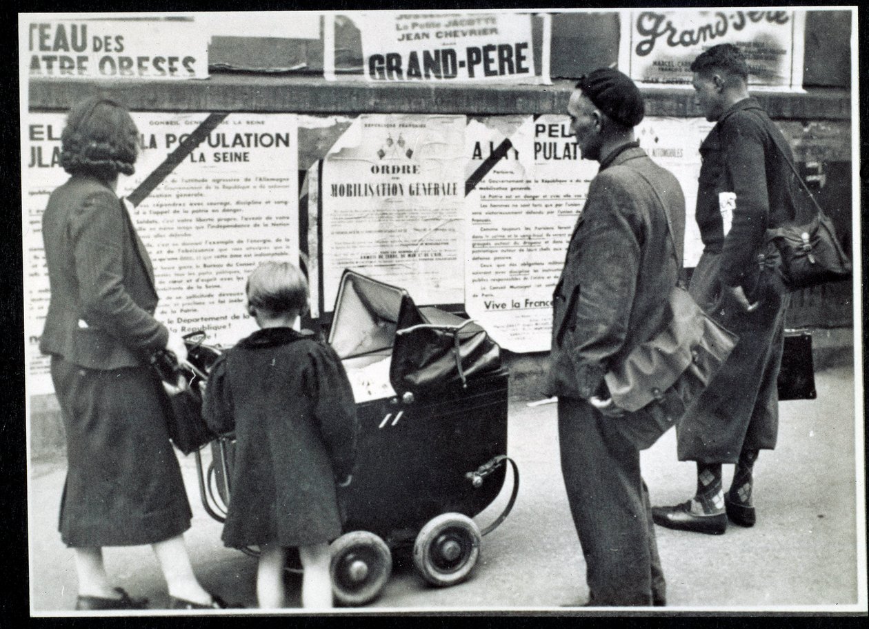 Toinen maailmansota (1939-1945): Ohikulkijat lukivat mobilisaatiojulisteita syyskuussa 1939 tekijältä Anonymous Anonymous