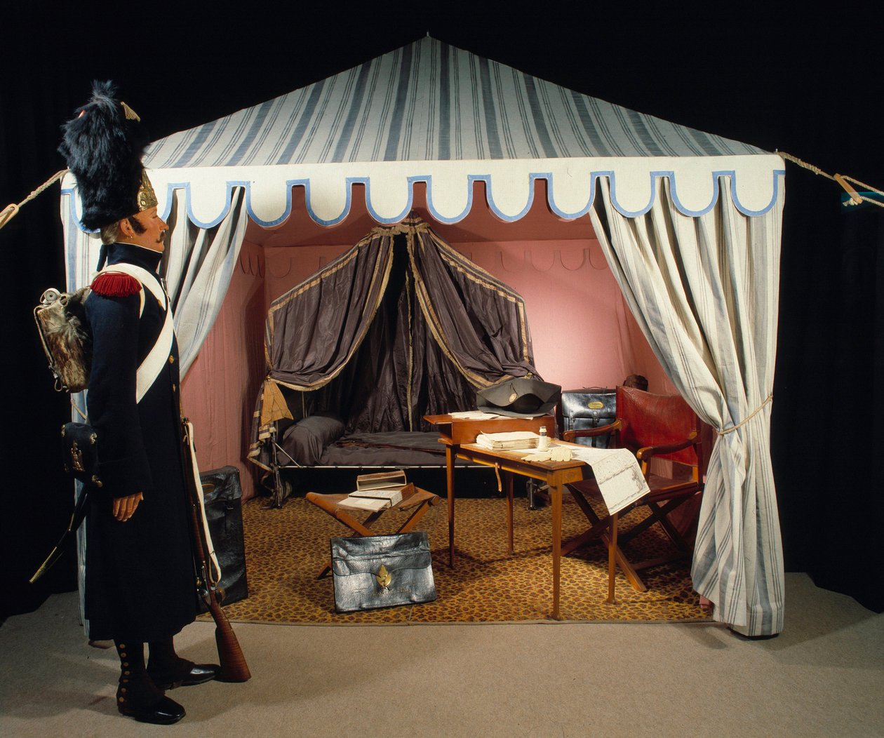 Napoleon I:n teltta bivouacilla, ja lestikari jalan Imperiumin kaartin nousevasta vartiosta. 1800-luvun Pariisi, Musee de l