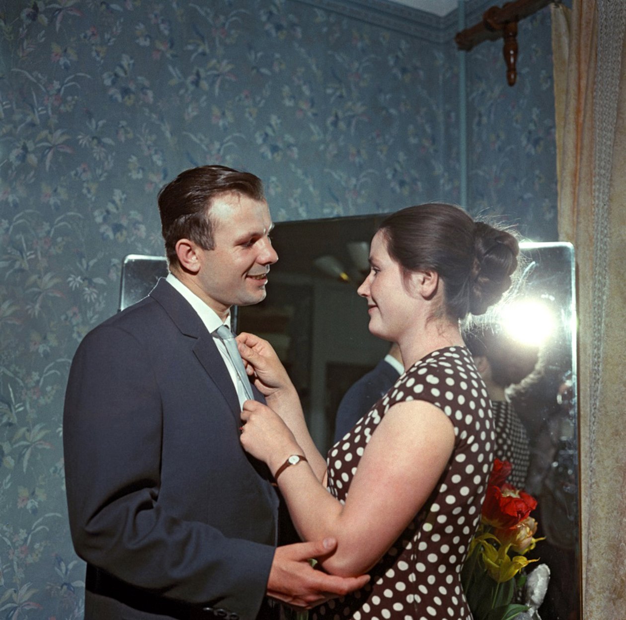 Kosmonautti Juri (Iouri, Youri) Gagarin (1934-1968) vaimonsa Valentina par Ryumkinin, Yakov Israilevichin (1913-1986) kanssa. Värivalokuvaus tekijältä Anonymous Anonymous