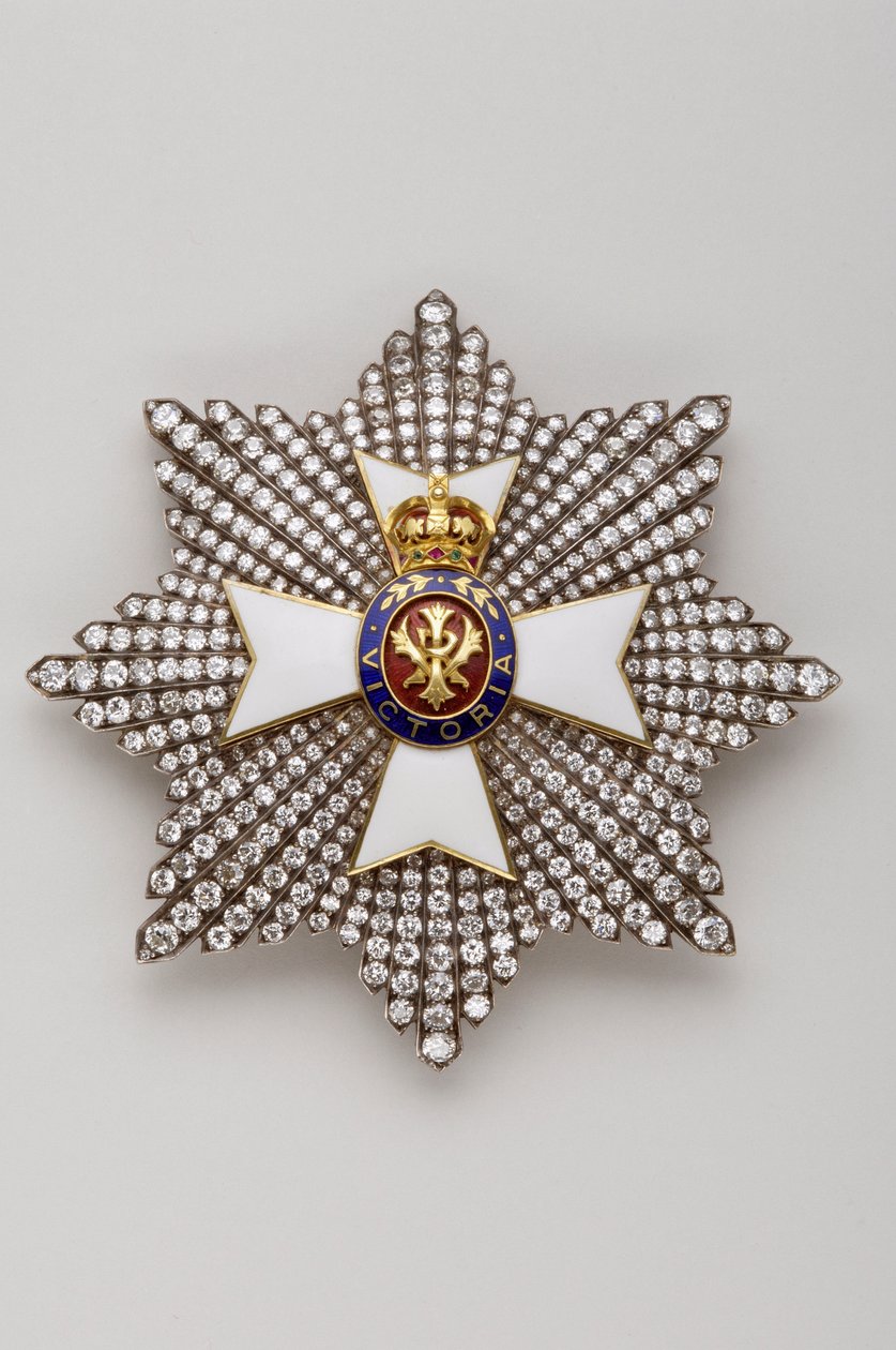 Yhdistynyt kuningaskunta - Victorian kuninkaallinen ritarikunta: ritarikunnan suurristin laatta - XIX vuosisadan loppu - Kulta, hopea, timantit, smaragdi, rubiinit ja emalit - D 7,9 cm; paino: 56 g - Yksityinen kokoelma tekijältä Anonymous Anonymous