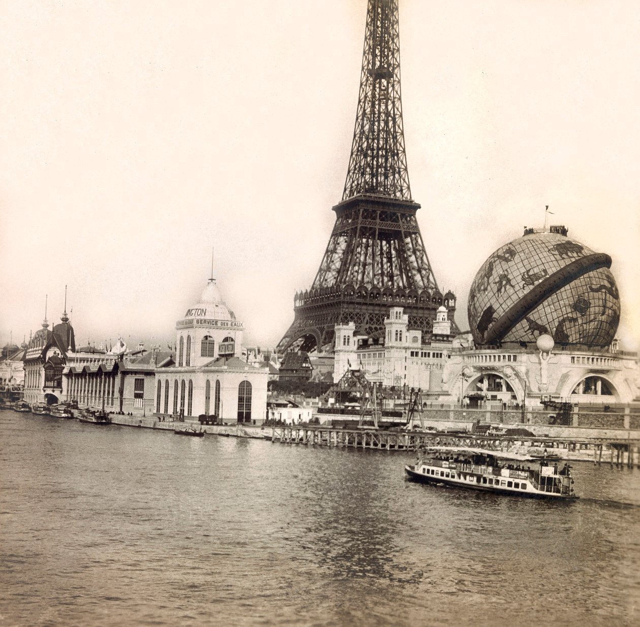 Vuoden 1900 maailmannäyttely - Universelle de 1900 -näyttely Pariisissa: Taivaanpallo ja Eiffel-torni - yksityinen kokoelma tekijältä Anonymous Anonymous