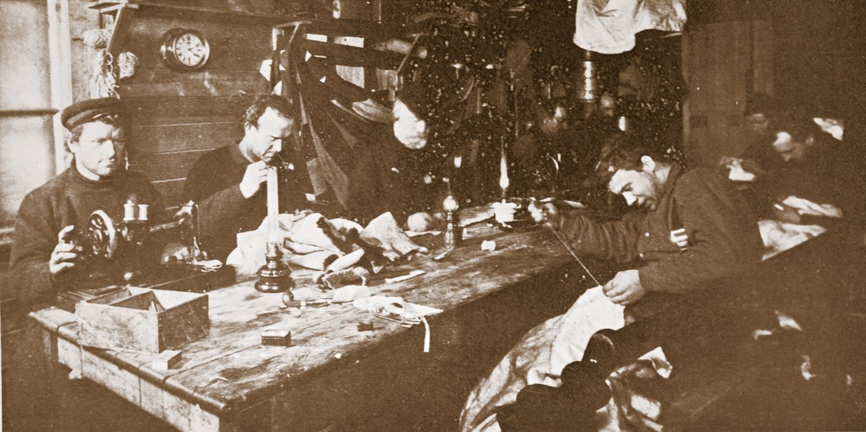 Kotalla miehet ompelivat puolitalvella turkisia vaatteisiin kevään kelkkailussa, pubissa. Lontoo 1907 (m/w kuva) tekijältä Anthony Fiala