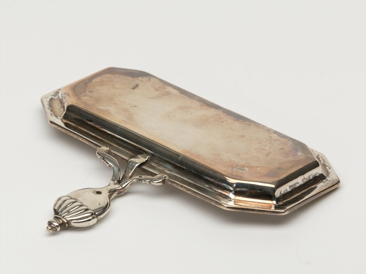 Kynttilännuuskatarjotin, määräyslautakunta, n. 1696 (tarjotin, nuuskaaja) tekijältä Anthony Nelme