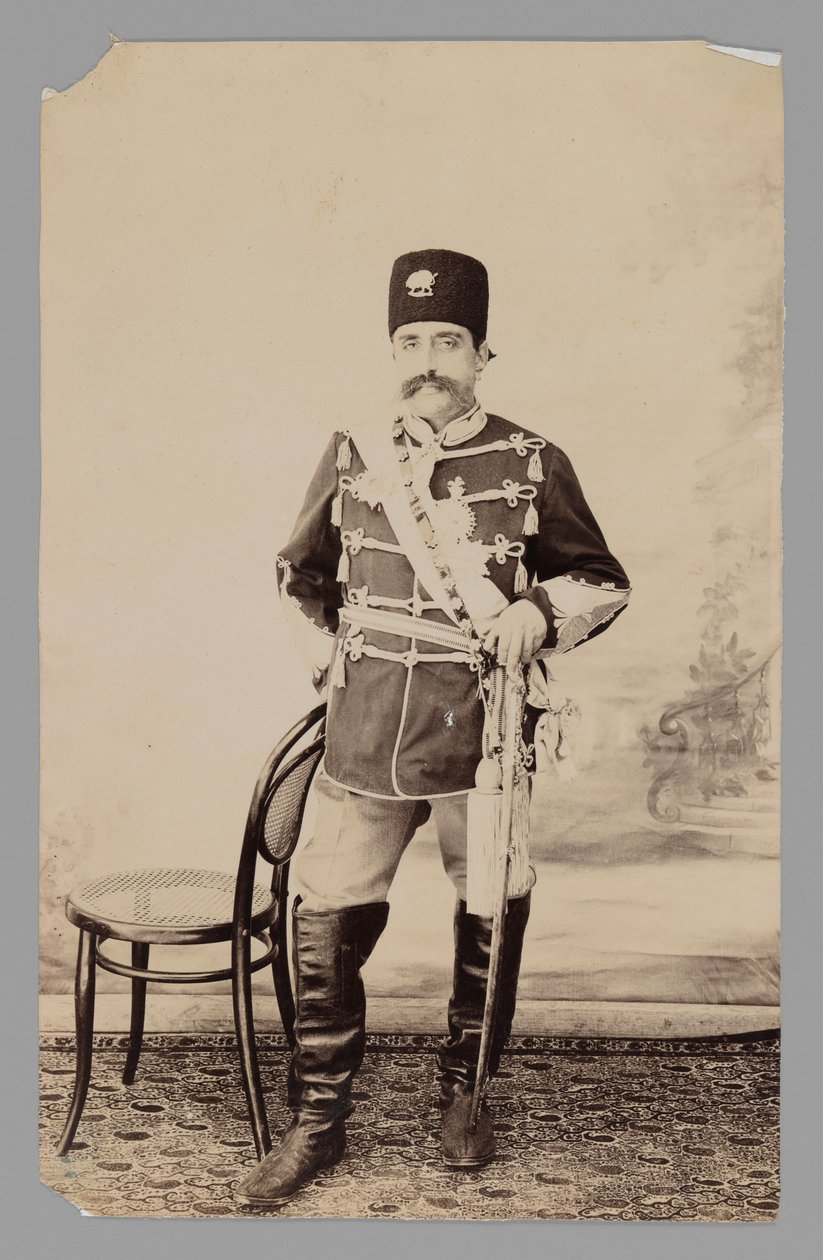 Mozaffar al-Din Shahin täyspitkä muotokuva, 1800-luvun loppu - 1900-luvun alku (hopeagelatiiniprintti) tekijältä Antoin Sevruguin