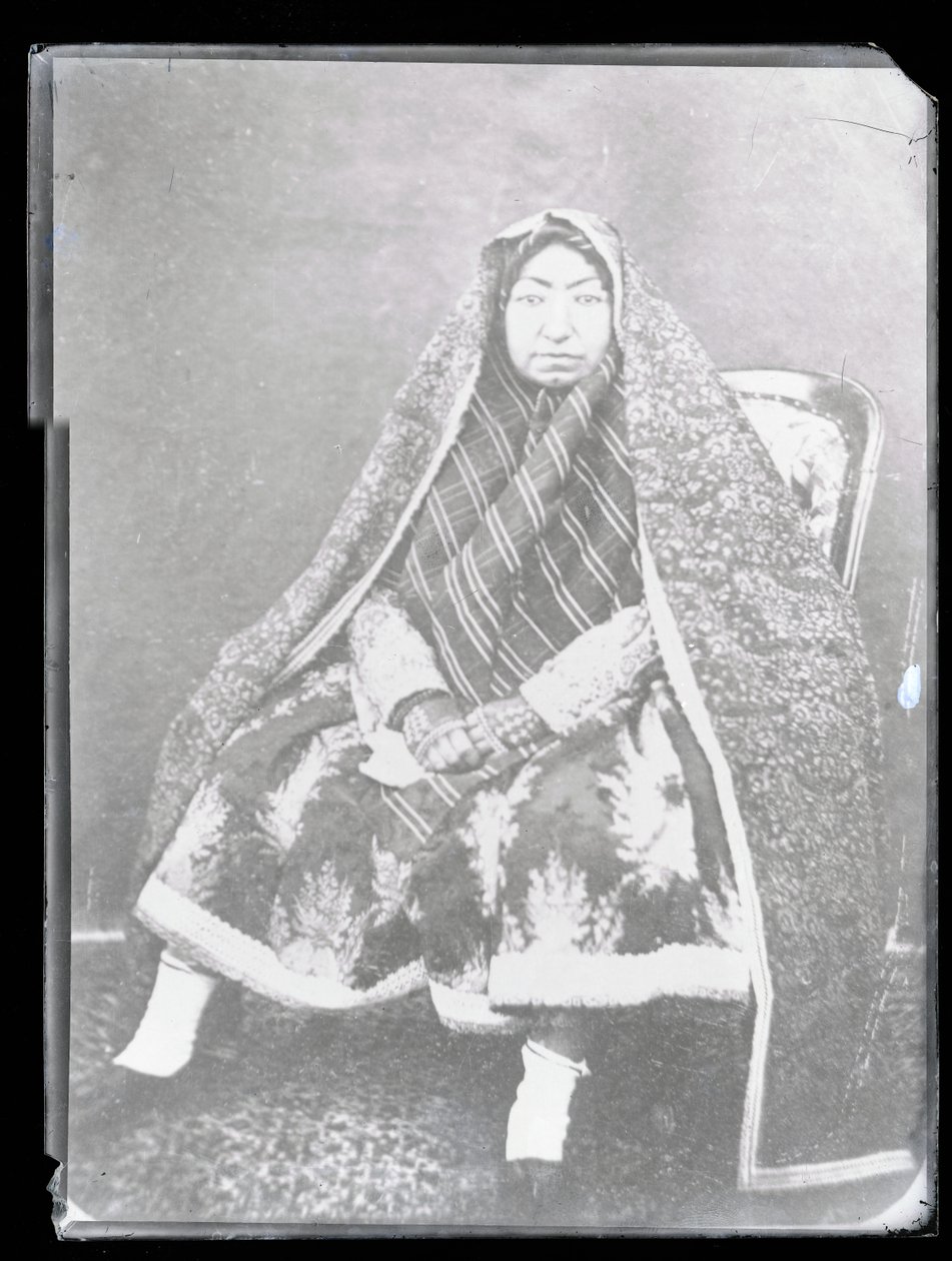 Studiomuotokuva: Nasir Al-Din Shahin äiti, Mahd-i Awliya (m/v kuva) tekijältä Antoin Sevruguin