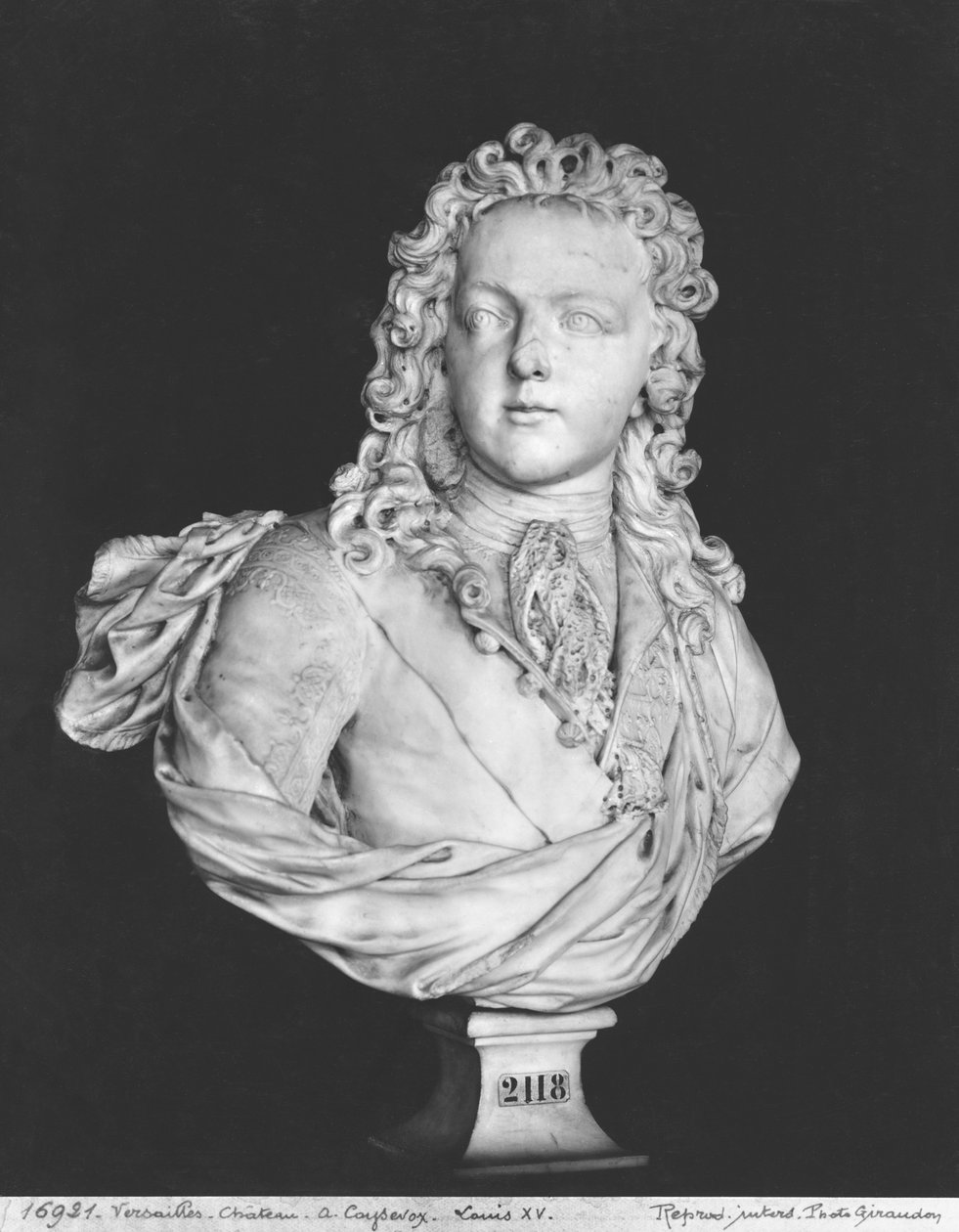 Ludvig XV:n (1710-74) rintakuva 1719 (marmori) tekijältä Antoine Coysevox