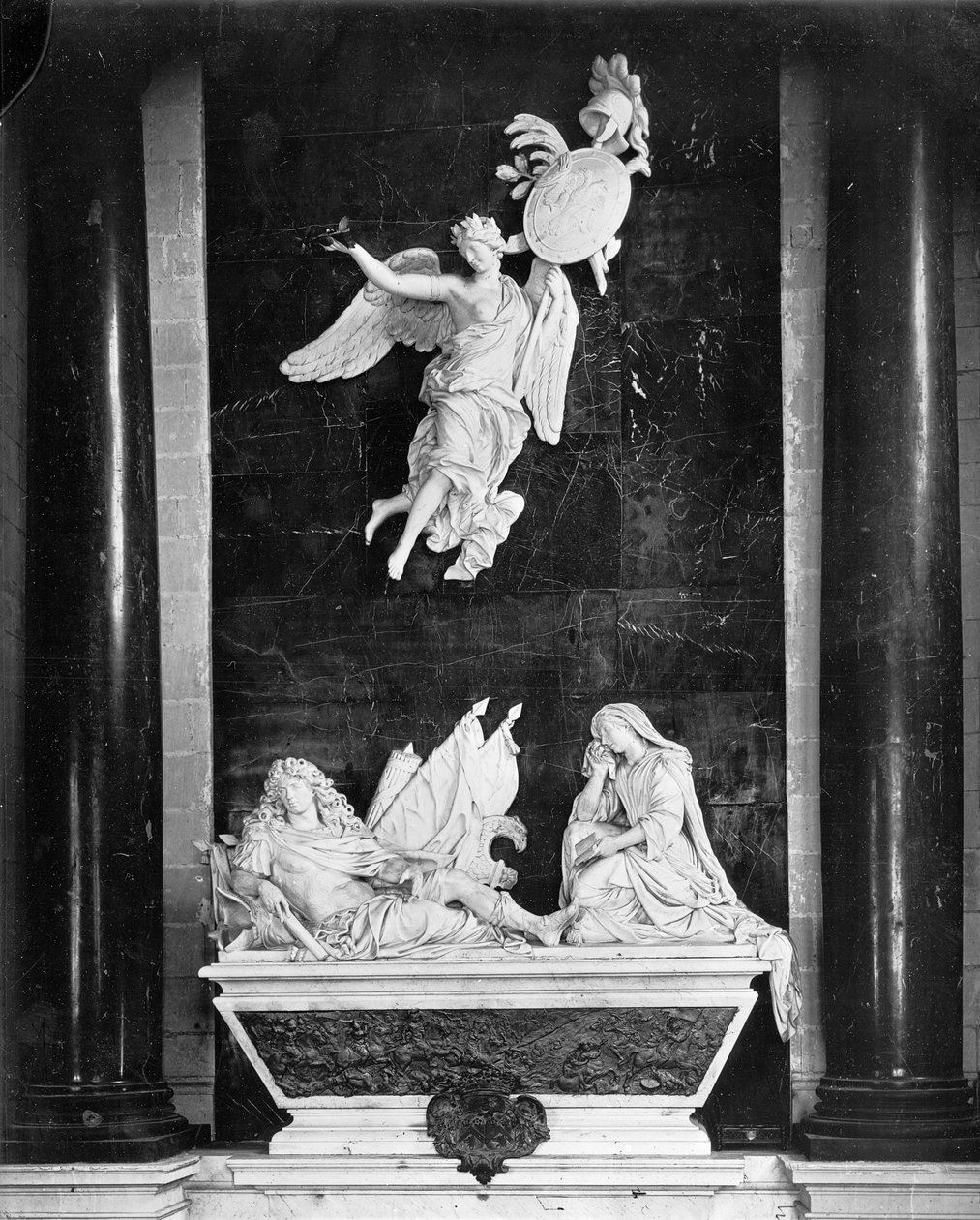 Nicolas Bautrun (k.1661) mausoleumi Marquis de Vaubrun, 1680-81 (kullattua lyijyä ja marmoria) tekijältä Antoine Coysevox