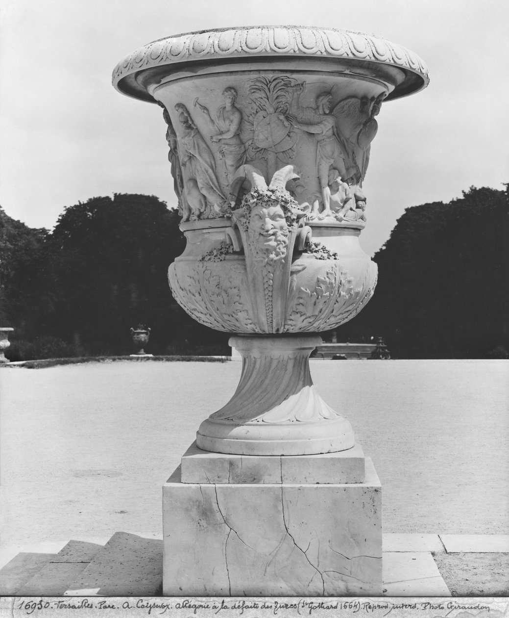 Monumentaalimaljakko, allegoria turkkilaisten tappiosta kuninkaan joukkojen toimesta vuosina 1664, 1684-85 (katso myös 346034, 346035) tekijältä Antoine Coysevox