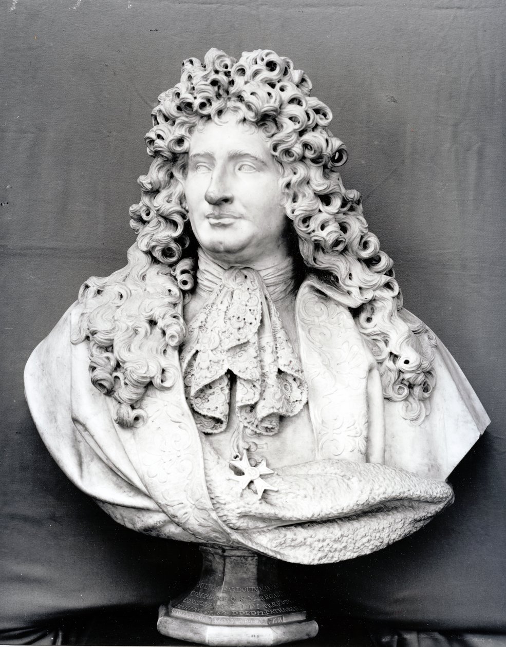Jules Hardouin Mansartin (1646-1708) rintakuva 1698 (marmori) tekijältä Antoine Coysevox