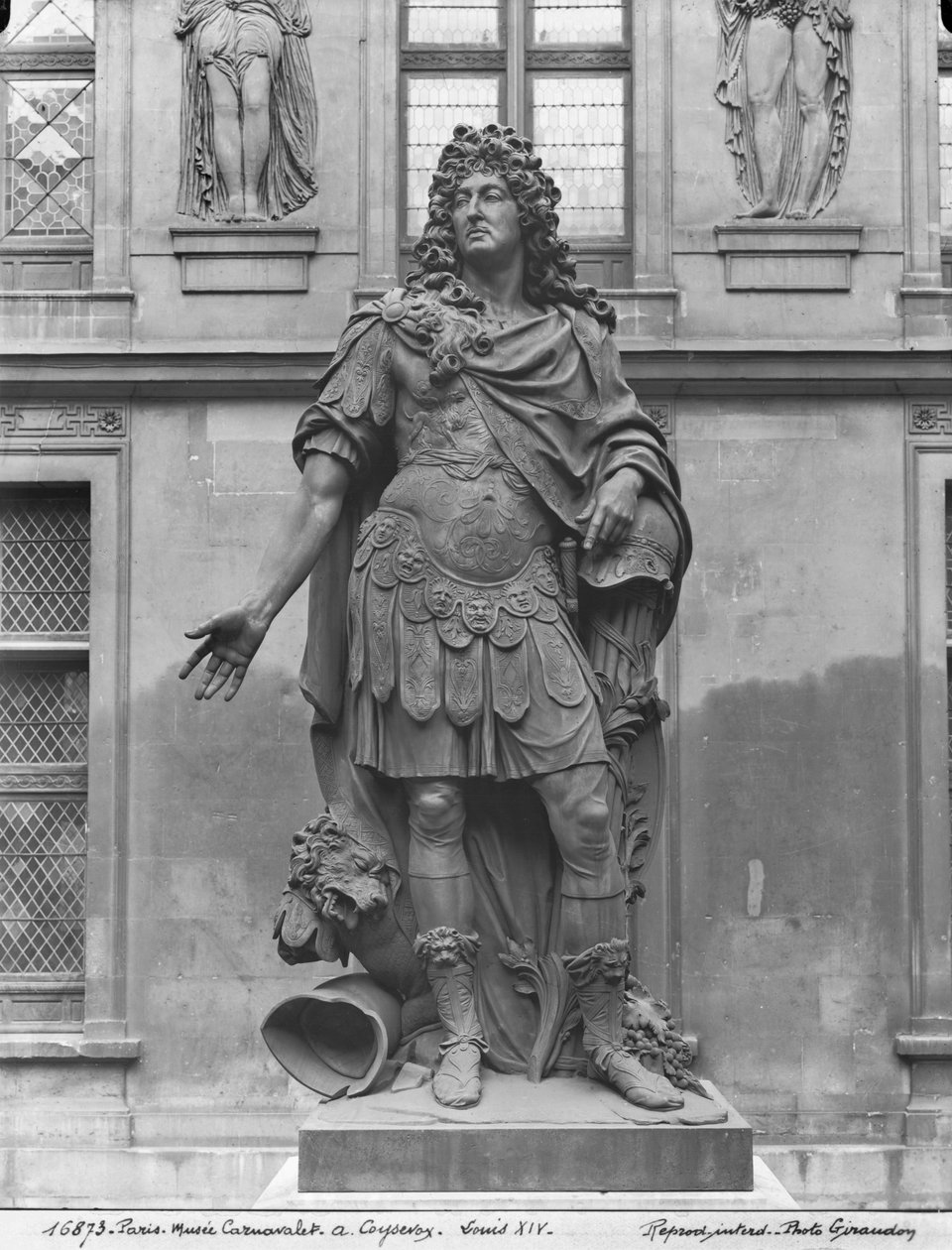 Ludvig XIV:n (1638-1715) patsas, Carnavalet-hotellin kunniakenttä, noin 1687-89 (pronssi). tekijältä Antoine Coysevox