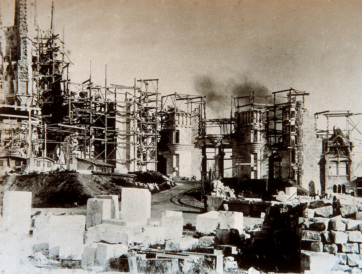 Arkkitehtuuri: näkymä Sagrada Familia -katedraalille (Pyhä perhe), Barcelona - rakennustyömaa vuonna 1899 (m/v kuva) tekijältä Antoni Gaudi