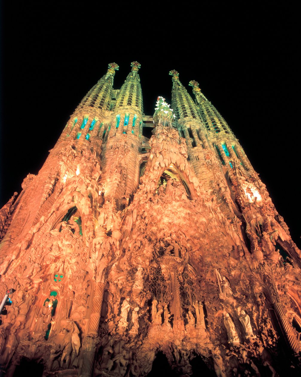Kirjailija: GAUDI i CORNET, Antoni (1852-1926). Otsikko: Sagrada Familia. 1884-1926 (espanja). Tekniikka: Arkkitehtuuri. Museo/Sijainti: ESPANJA. KATALONIA. BARCELONA. Barcelona. Pyhän perheen sovituskirkko. Fachada del Nacimiento. (Espanja). tekijältä Antoni Gaudi