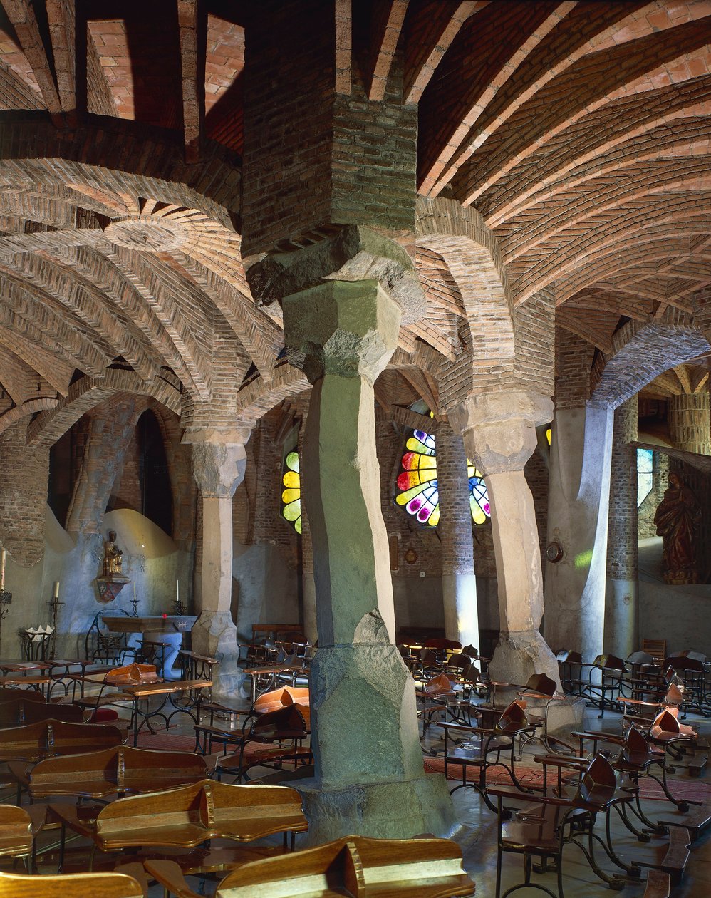 Espanja, Katalonian alue, Barcelonan maakunta, Baix Llobregatin lääni, Santa Coloma de Cervello, Colonia Guellin kirkko, kirkon krypta tekijältä Antoni Gaudi