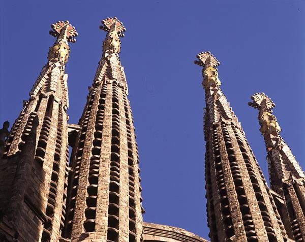 Tornit La Sagrada Familiasta, vuonna 1882 alkaneesta kirkosta (kuva) tekijältä Antoni Gaudi