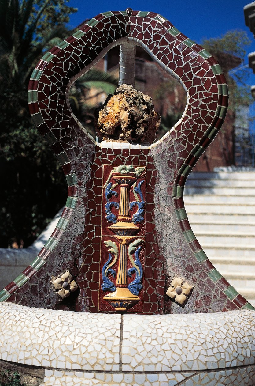 Kaakeloitu suihkulähde, Guell Park (1900-1914) tekijältä Antoni Gaudi