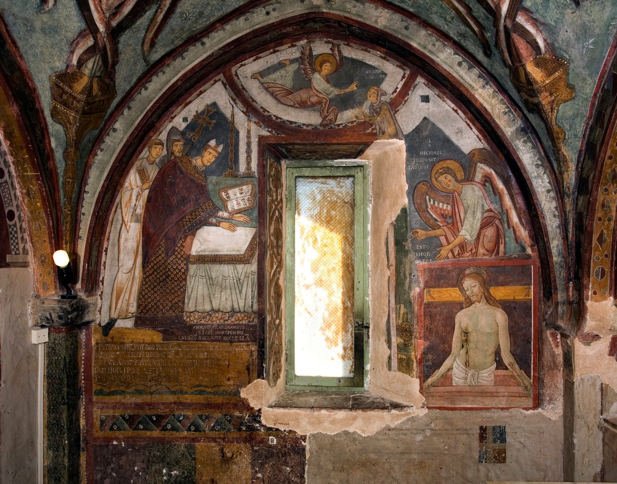 Vasemmalla paavi Gregoire IX, silloisen Ostian kaupungin eveque, vihkii kappelin (1100-luvulla) oikealla, Pietan, jonka freskon teki myöhemmin Antonio Aquili dit Antoniazzo Romano (toimii noin 1461-1508) 1400-luvun kappeli St. Gregoire, luostari tekijältä Antoniazzo Romano