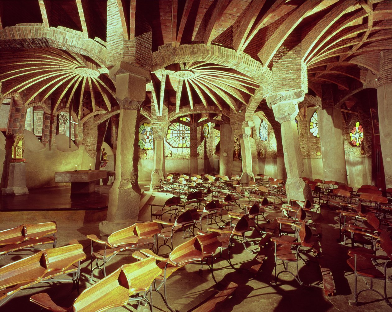 Antonio Gaudin (1852-1926) vuosina 1908-15 rakentama Guell Crypt "kaltevine pylväineen" tekijältä Antonio Gaudi