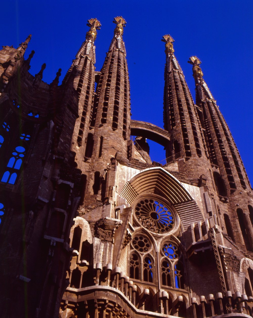 Näkymä julkisivusta tekijältä Antonio Gaudi