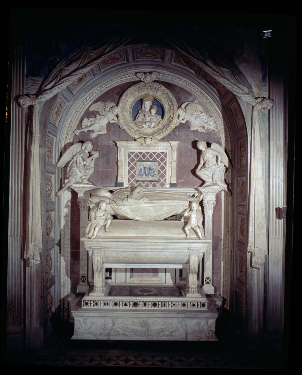 Portugalin kardinaalin hauta, 1460-6 (marmori) tekijältä Antonio Rossellino