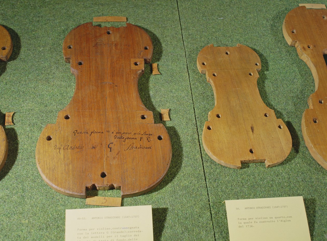 Viulun muodot (puiset) tekijältä Antonio Stradivari