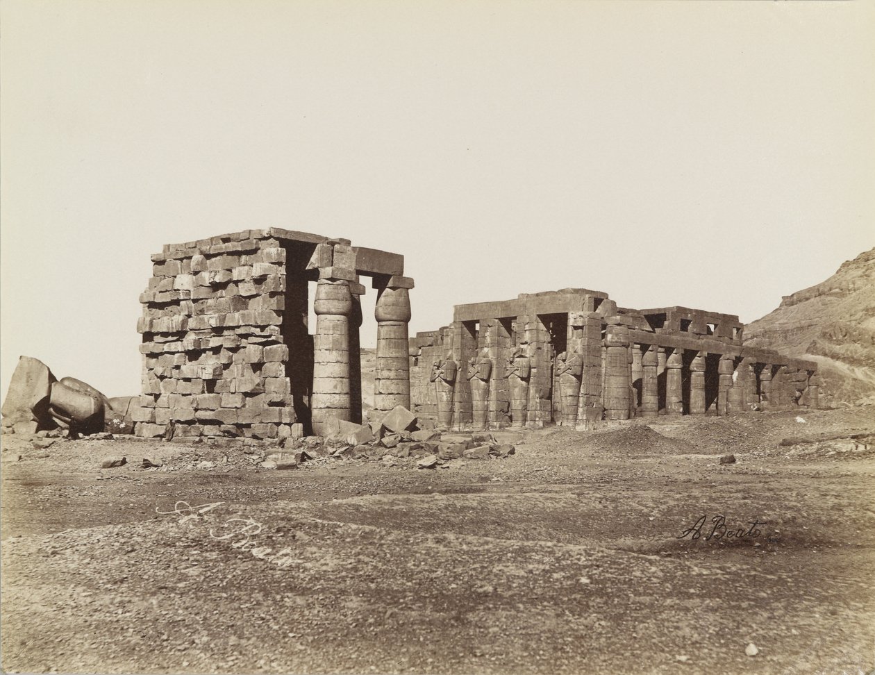 Yleinen näkymä Ramesseumille, Thebes tekijältä Antonio Beato