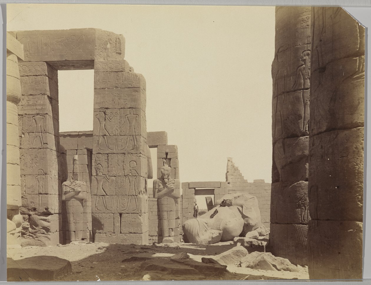 Ramesseum patsaan kanssa (gelatiinihopea kuva) tekijältä Antonio Beato