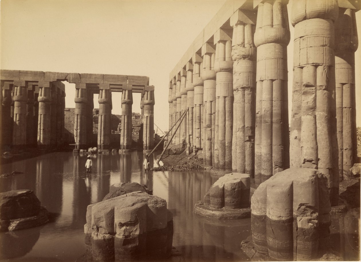 Amenhotep III:n tulviva piha Luxorin temppelissä tekijältä Antonio Beato