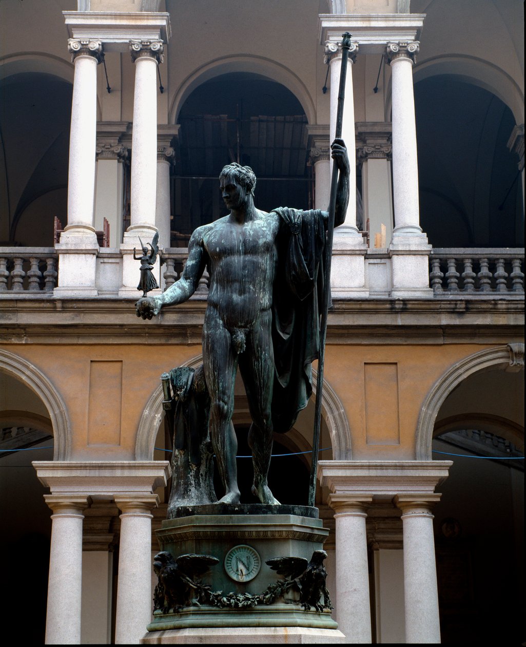 Napoleon Bonaparte (1769-1821) Edustaa maaliskuussa Antonio Canovan (1757-1822) pronssiveistosta 1809 su. 325x125 cm Palace Brera, Milano tekijältä Antonio Canova