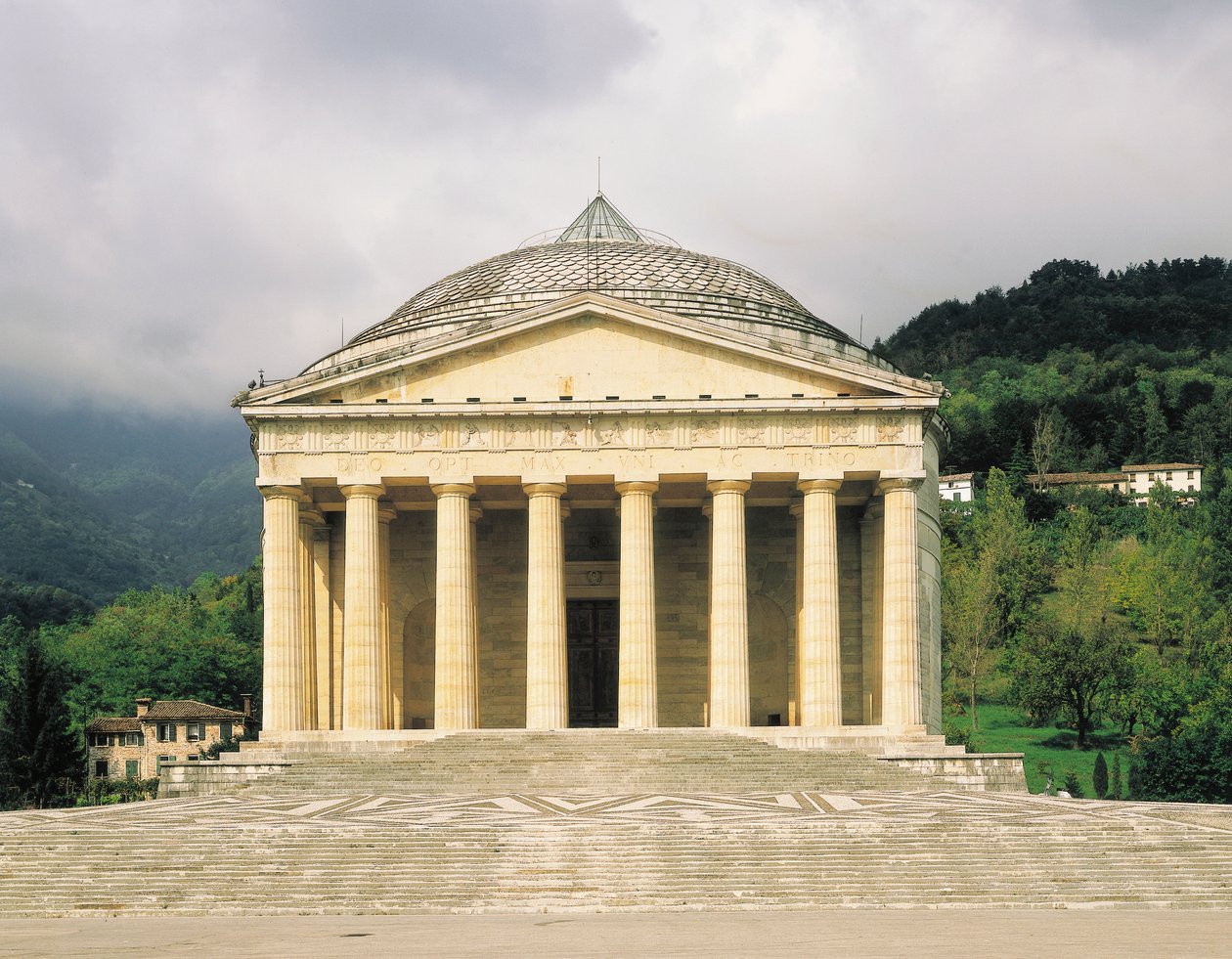 Pronaos, Canovan temppeli (Tempio Canoviano) tai Pyhän Kolminaisuuden arkkipappikirkko, suunnitellut Antonio Canova (1757-1822), Possagno, Veneto. Italia tekijältä Antonio Canova
