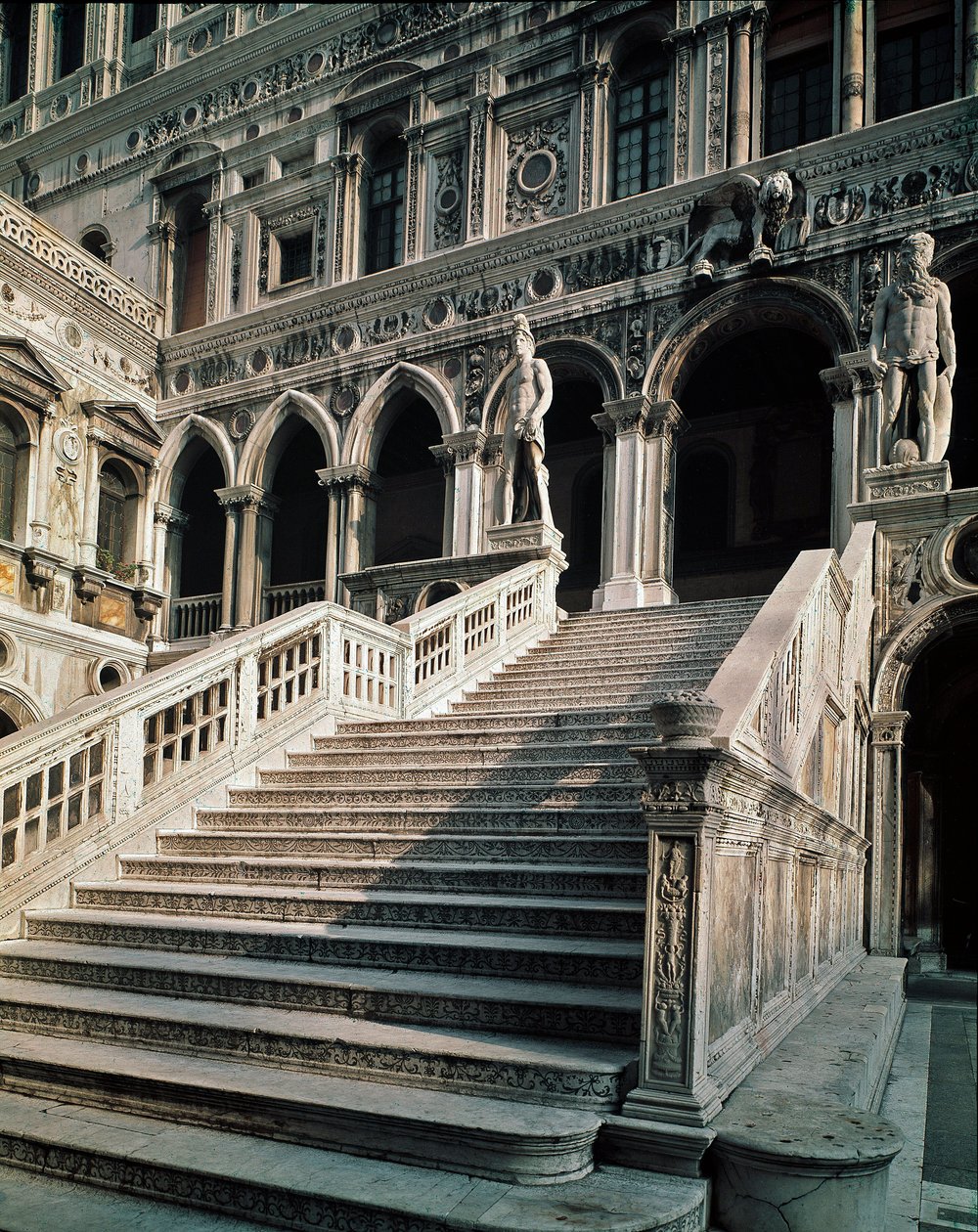 Antonio Rizzon (1430-1499) 1483-1491 Venetsia valmistama näkymä Scala dei Gigantille (Ganttien portaat), jotka johtavat Ducal Palacen (palazzo ducale) sisäänkäynnille tekijältä Antonio Rizzo