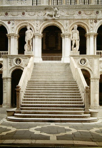 Näkymä Scala dei Gigantille, jonka on suunnitellut Antonio Rizzo ja Jacopo Sansovinon (1486-1570) Marsin ja Neptunuksen patsaat tekijältä Antonio Rizzo