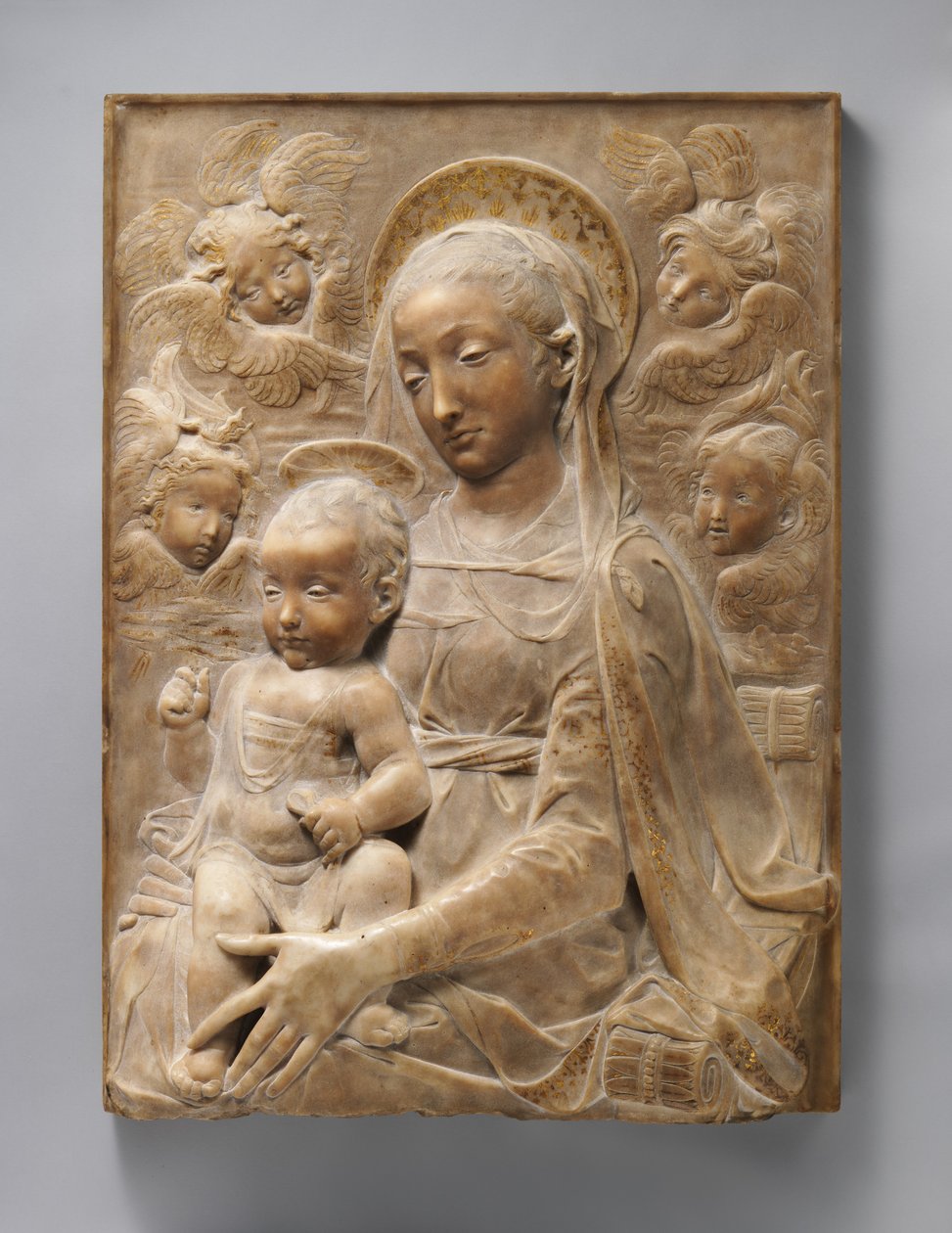 Madonna ja lapsi enkelien kanssa, n. 1455-1460 (marmori kullatuilla yksityiskohdilla) tekijältä Antonio Rossellino
